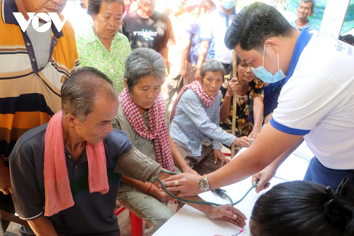 Khám chữa bệnh cho bà con Việt kiều có hoàn cảnh khó khăn tại tỉnh Prey Veng